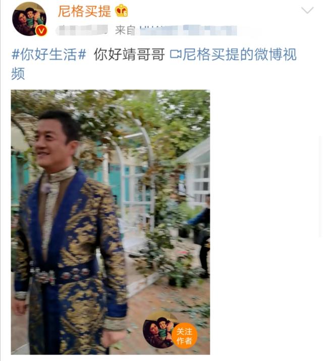 李亚鹏复出上节目，穿着打扮似贵族，撒贝宁自嘲只配给他牵马